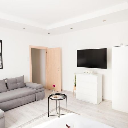 Stilusos Lakas Ingyenes Parkolassal Debrecen Bagian luar foto