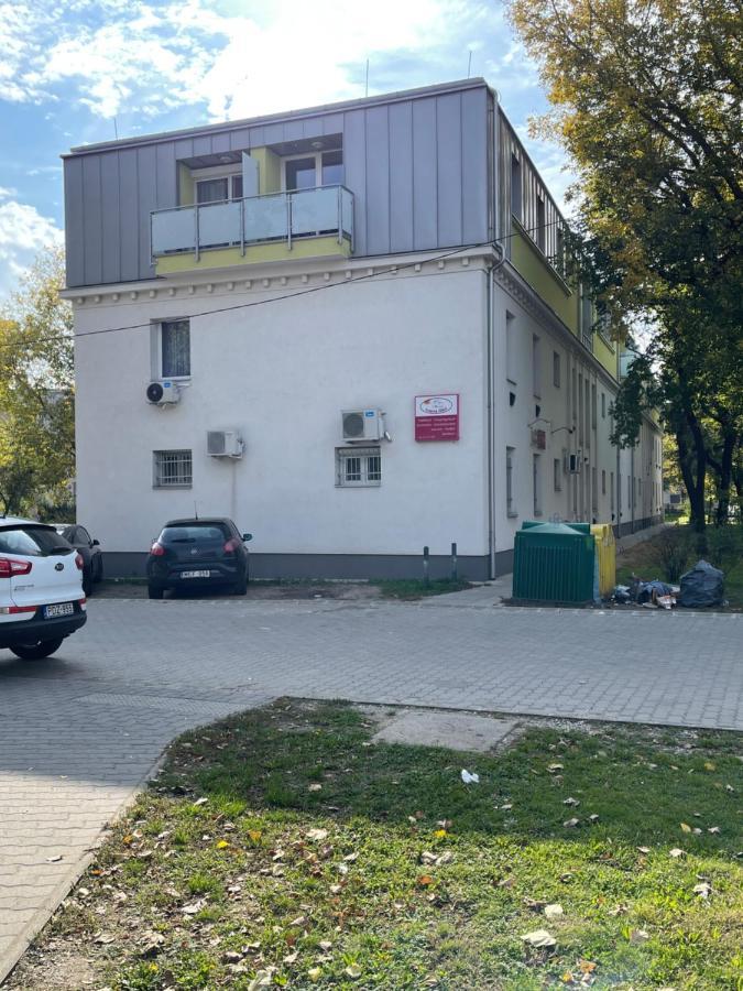 Stilusos Lakas Ingyenes Parkolassal Debrecen Bagian luar foto
